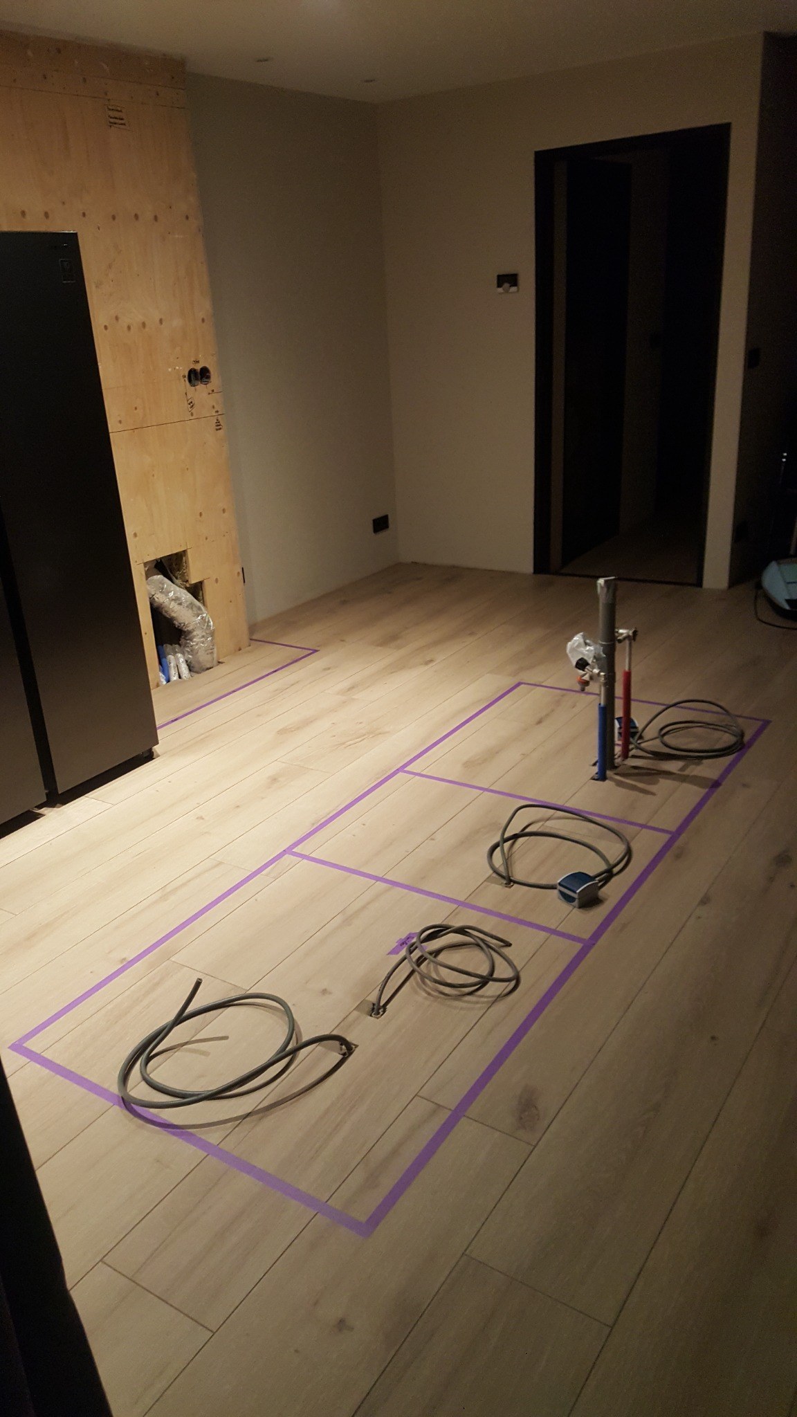 Elektrische aansluitkabels voorbereid op de posities van het kookeiland