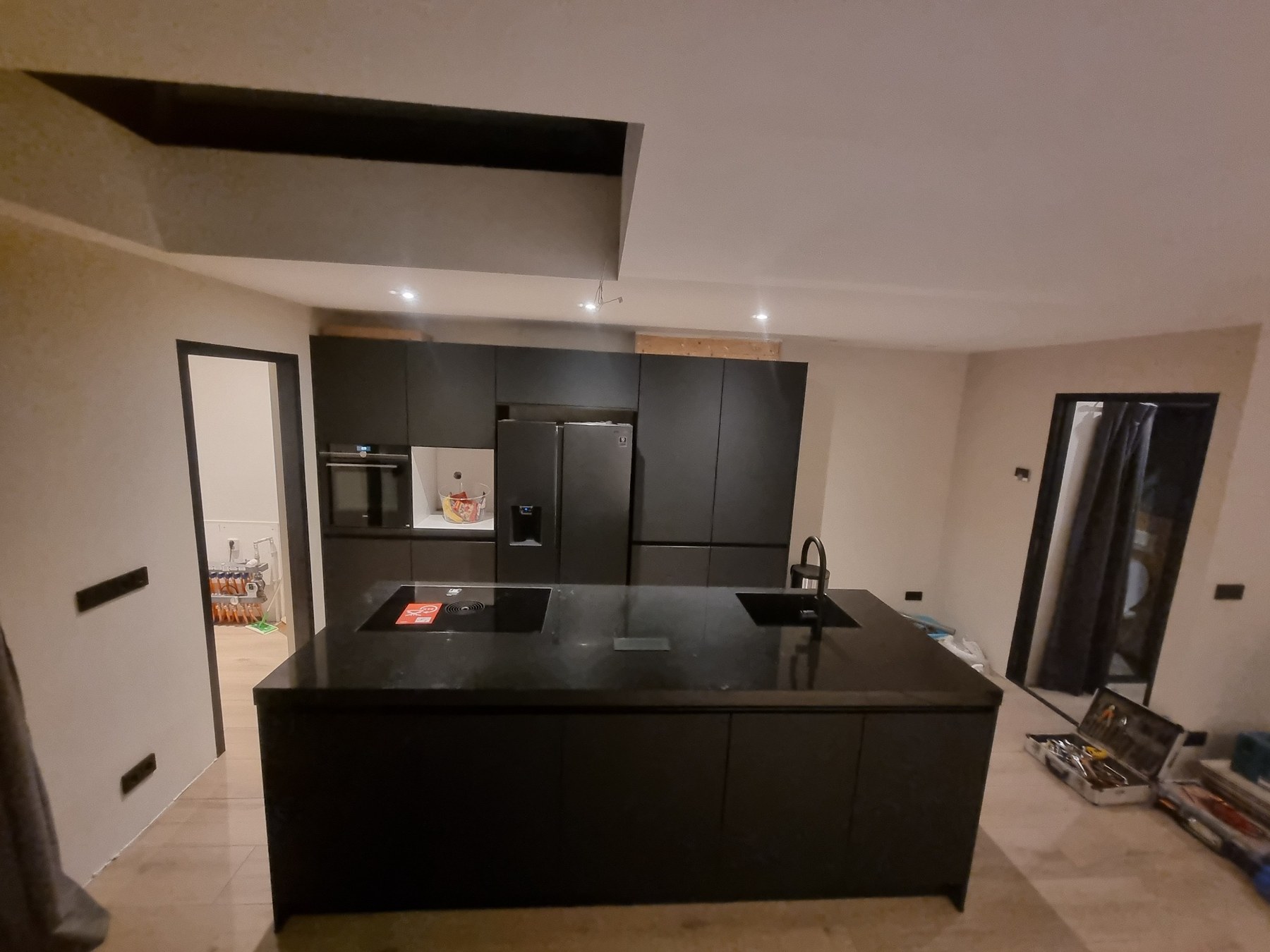 Keuken tijdens montage met verlichting, apparatuur en aansluitpunten