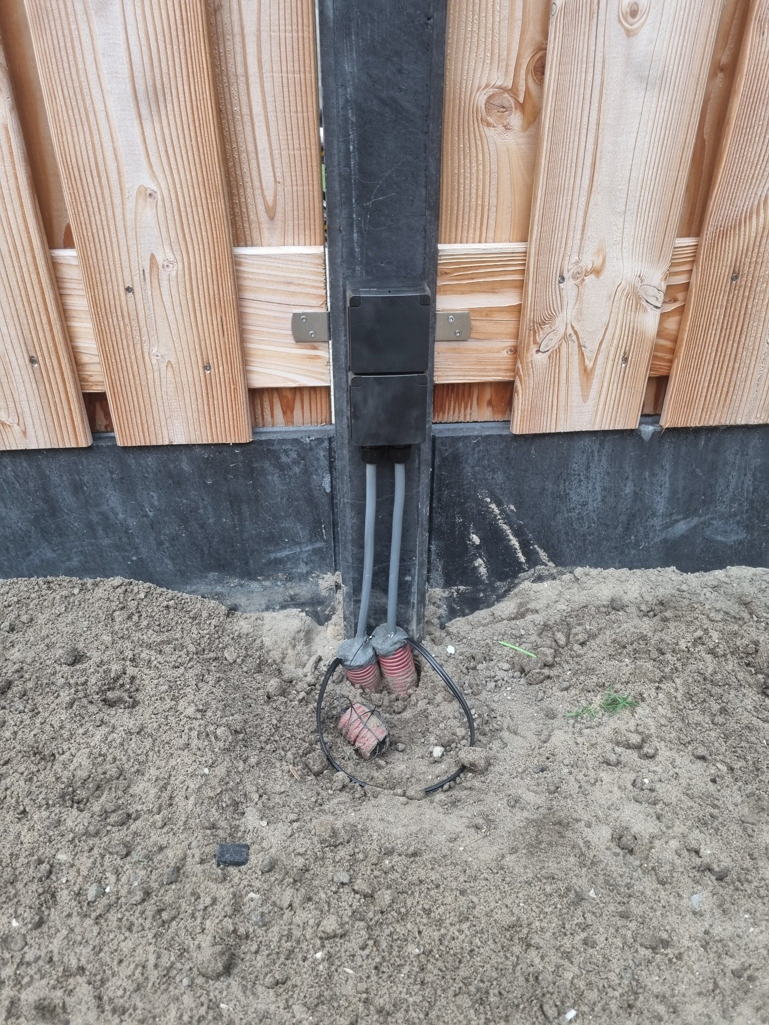Voorbereiding van bekabeling en aansluitpunten bij de schutting
